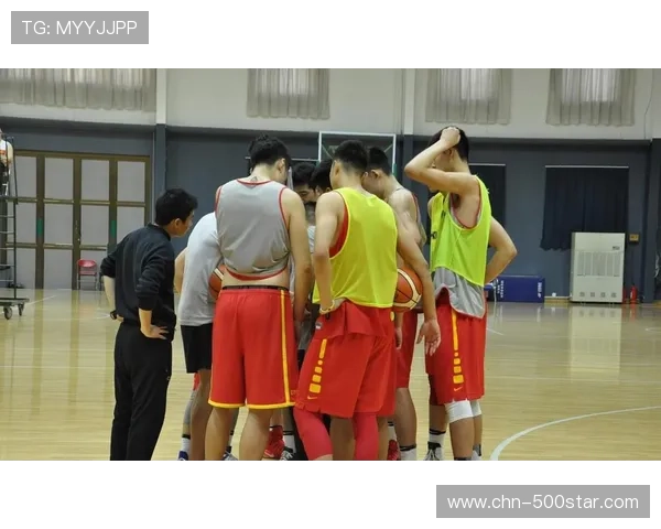 场边教练手势指挥，球员瞬间执行战术指令